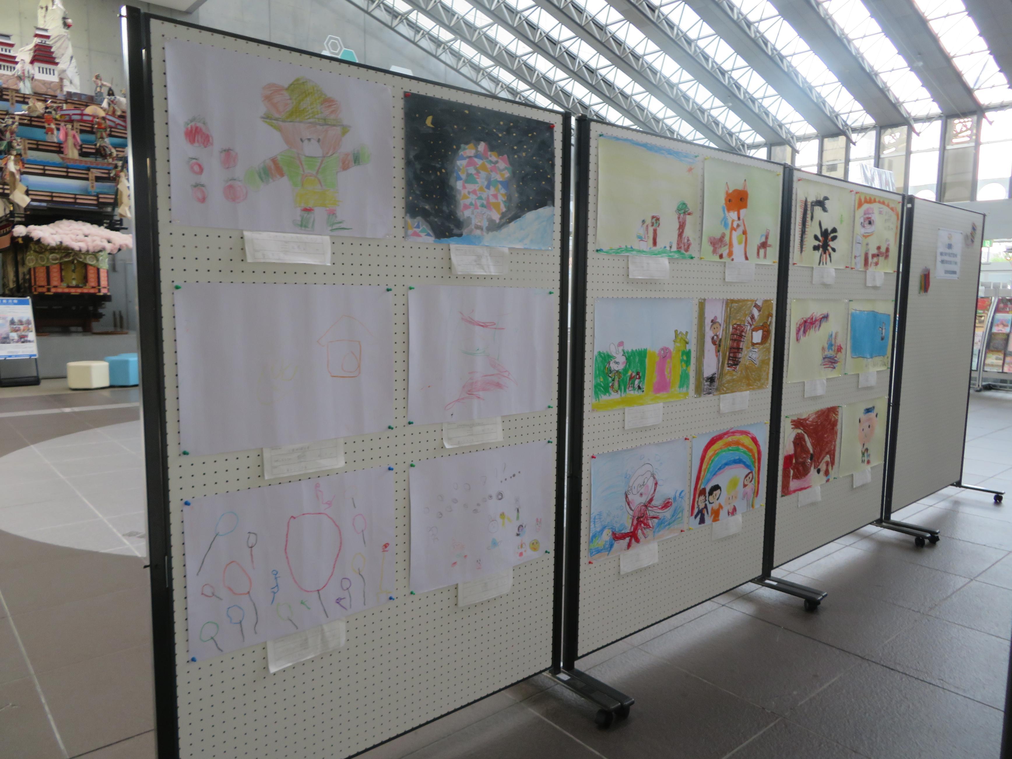 本を読んで絵をかこう展展示の様子(2)
