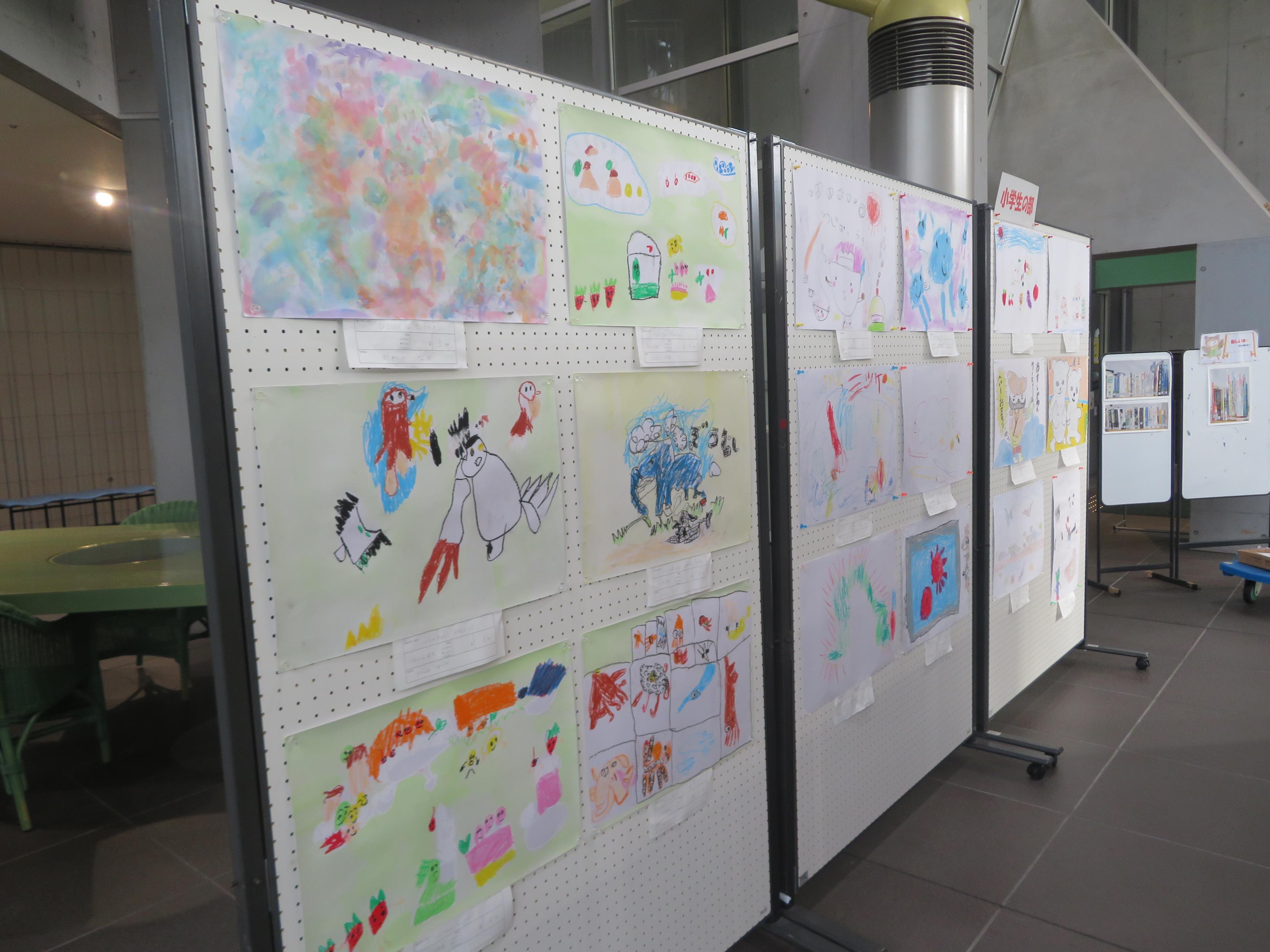 本を読んで絵をかこう展展示の様子(3)