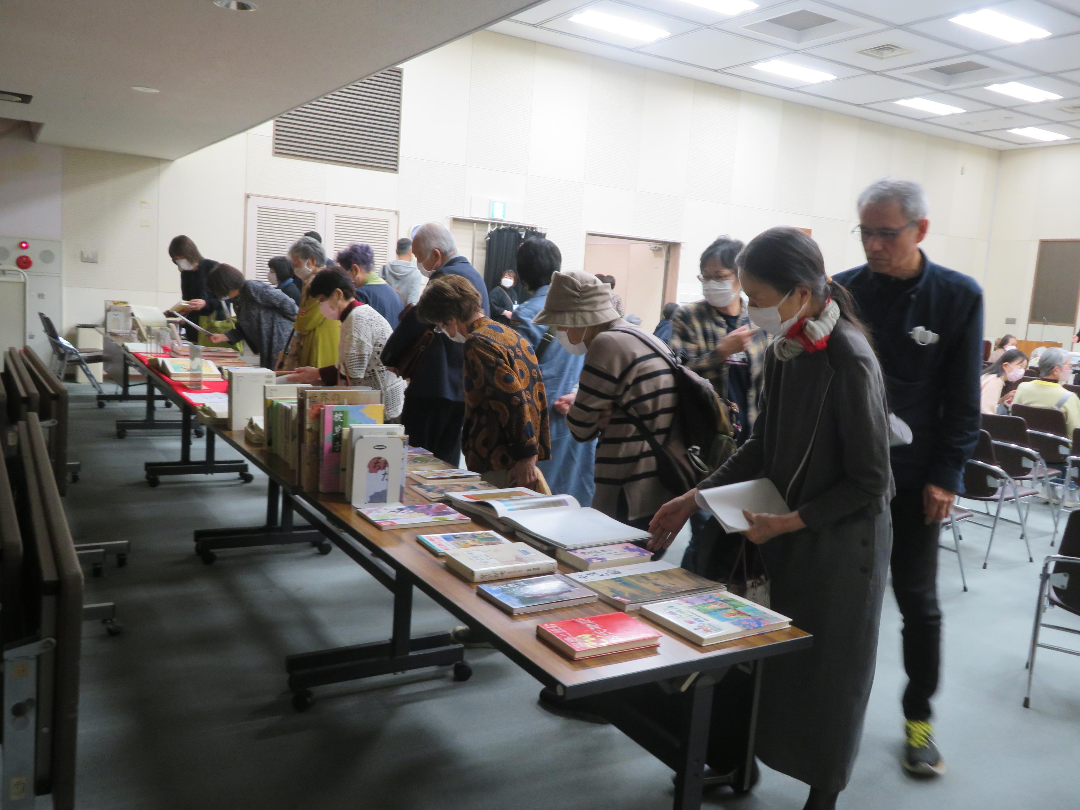 源氏物語の関連本（絵巻・くずし字ほか）や講師著書本など多数展示したところ、講座終了後にコーナーに殺到し借りていく人が多かった。