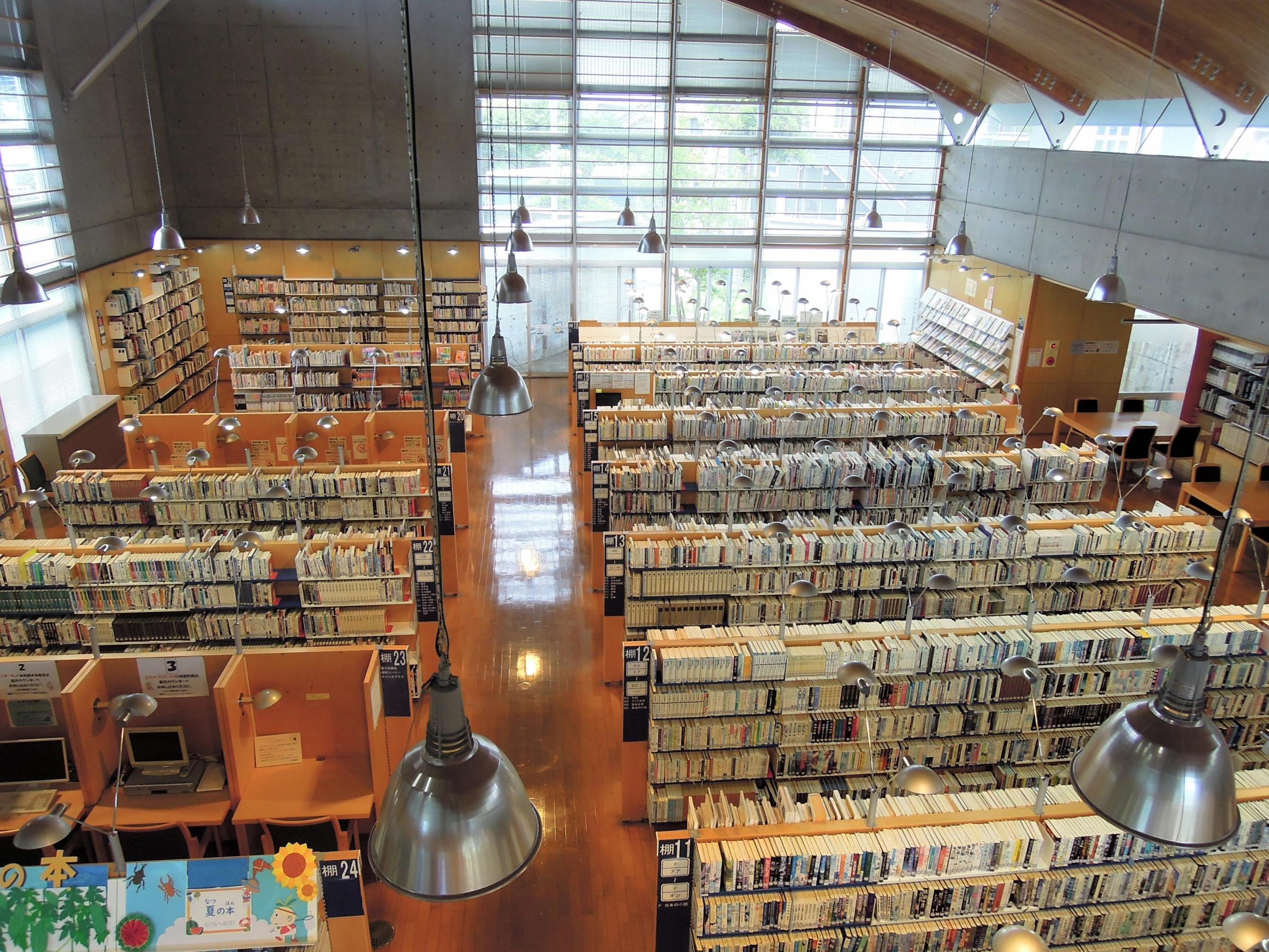 写真：館内西側(一般書架)